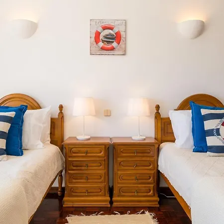 Sunny Seaside Escape Apartament