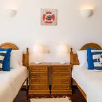 Sunny Seaside Escape Daire