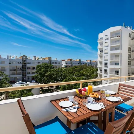 Sunny Seaside Escape ラゴス