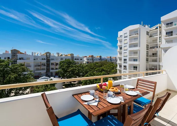 Sunny Seaside Escape ラゴス