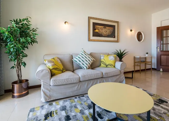 Sunny Seaside Escape ラゴス