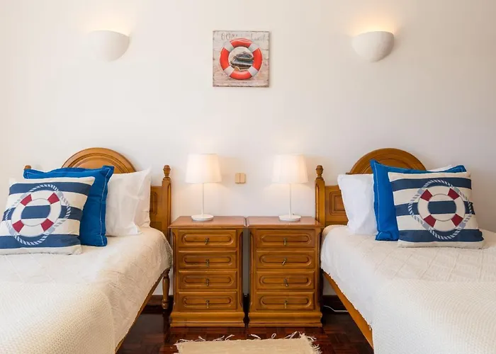 Sunny Seaside Escape Apartman